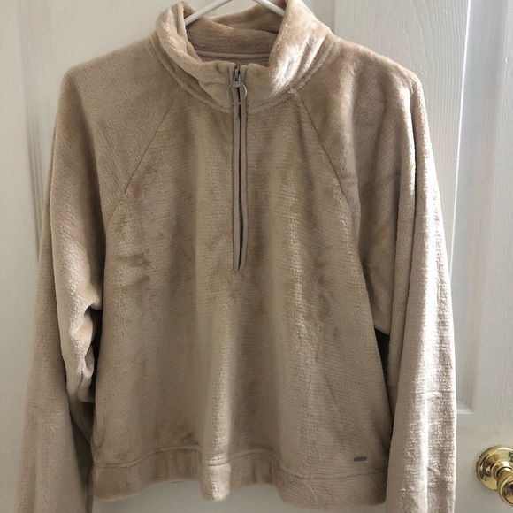 SOLD on Merc✨NWT Hollister soft furry half-zip - Picture 3 of 4